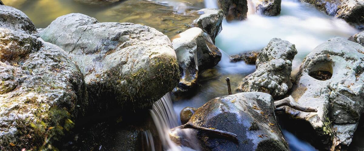 A magic place for its unique atmosphere, light, water and boulders, better come either very early in the morning or in the late afternoon to avoid the crowd!
