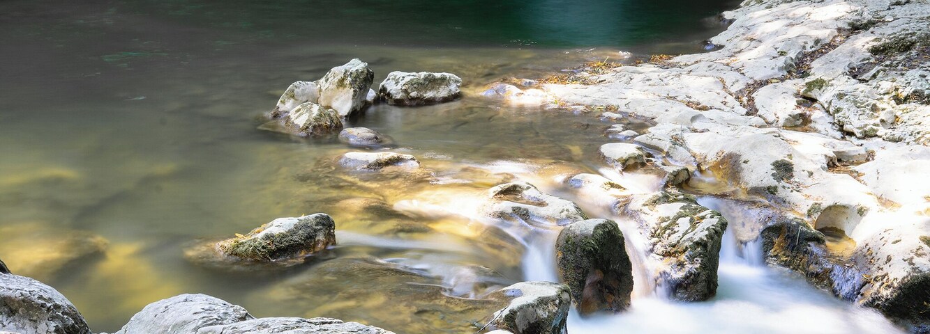 A magic place for its unique atmosphere, light, water and boulders, better come either very early in the morning or in the late afternoon to avoid the crowd!