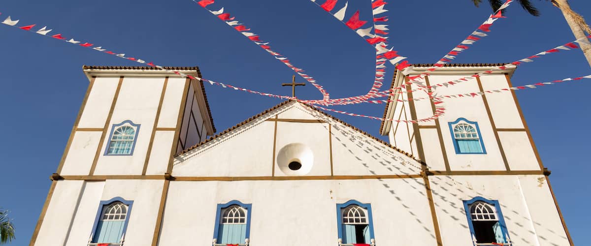 Igreja Matriz Nossa Senhora do Rosário decorada para as Cavalhadas, tradicional festa religiosa da cidade de Pirenópolis.