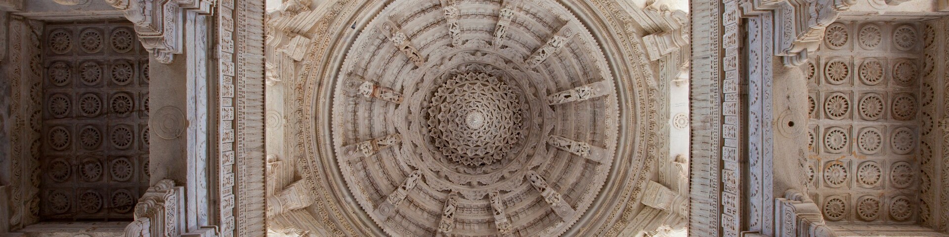 Una estructura de piedra detallada con un diseño circular central rodeado de intrincados grabados.