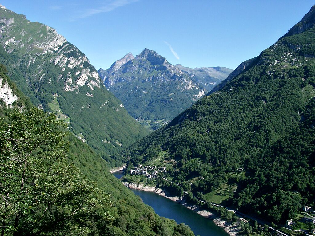 Oberhalb des Bergdorfes Mergoscia (Valle Verzasca).Das schöne Dorf liegt im Schweizer Kanton Tessin.Hier ein schöner Blick tief in das Valle Verzasca hinein.