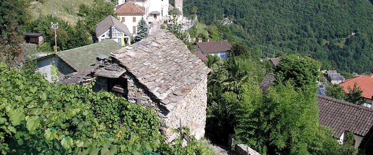Das Dorf Mergoscia im Valle Verzasca. (Schweiz-Kanton Tessin).In der Mitte die Kirche von Verzasca.