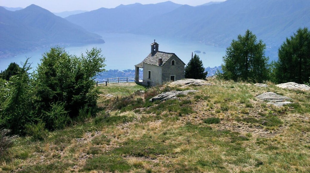 Auf dem Monti di Lego 1149 m.ĂŒ.M. Hier gibt es das Grotto Capanna Monte Lego zum Rast machen.Der Monti di Lego liegt hoch ĂŒber dem Lago Maggiore im Schweizer Kanton Tessin.
