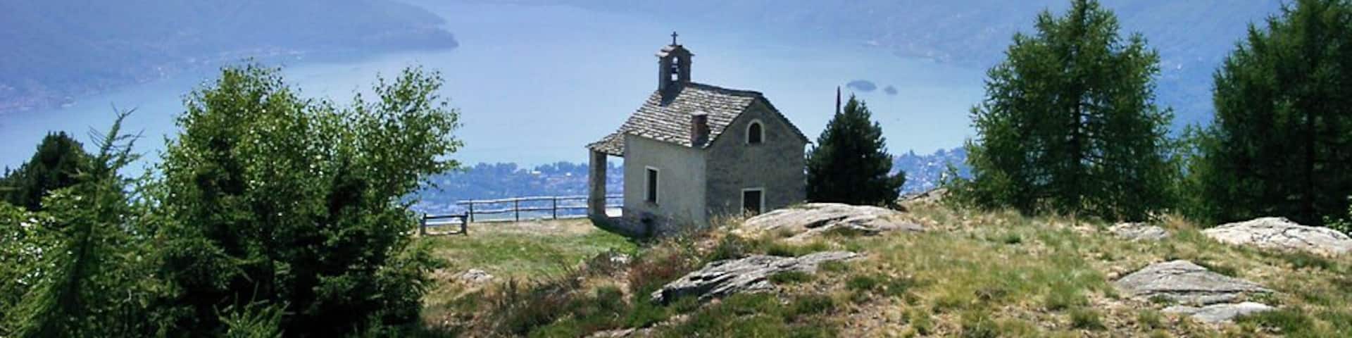 Auf dem Monti di Lego 1149 m.ü.M. Hier gibt es das Grotto Capanna Monte Lego zum Rast machen.Der Monti di Lego liegt hoch über dem Lago Maggiore im Schweizer Kanton Tessin.