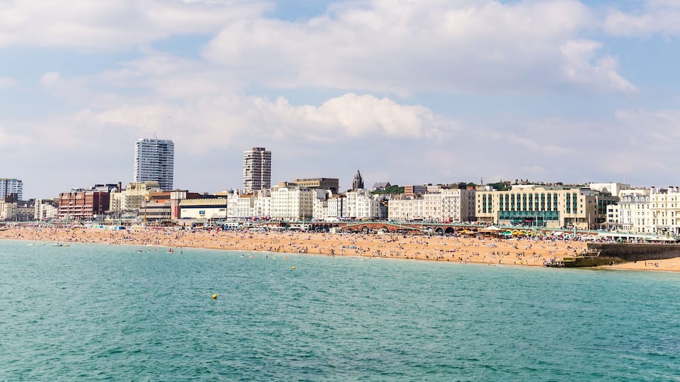 Skyline of Birghton, East Sussex, Engeland, UK with the i360 tower during a sunny summer day.