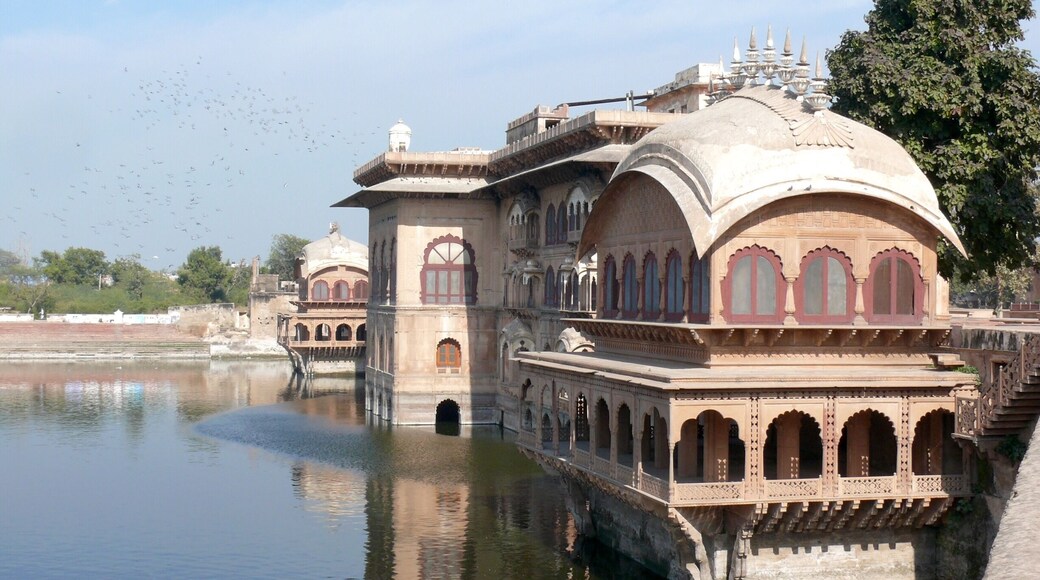 #Deeg is off the road between #Delhi and #Agra. About half way and on a poor road. Therefore not a lot of visitors even though thousands of people pass nearby. The water palace is beautiful. Well worth the visit.