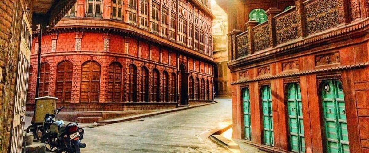 The Rampuria Haveli Bikaner is a must visit for art lovers. The perfect moment to admire the majestic and grand facades is when the sun rises and the street is still empty #LifeAtExpedia #architecture #symmetry