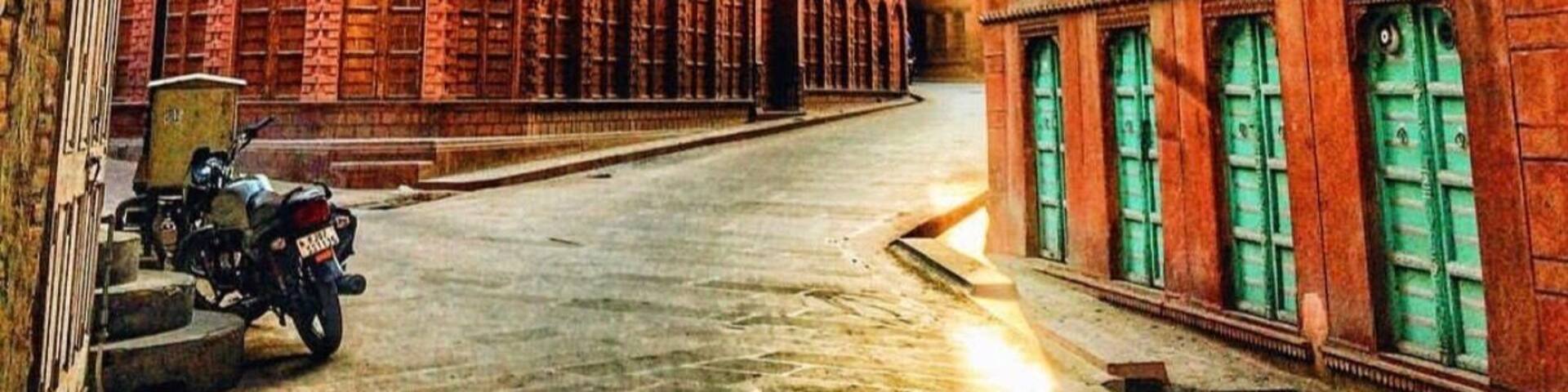 The Rampuria Haveli Bikaner is a must visit for art lovers. The perfect moment to admire the majestic and grand facades is when the sun rises and the street is still empty #LifeAtExpedia #architecture #symmetry