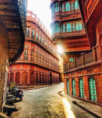 The Rampuria Haveli Bikaner is a must visit for art lovers. The perfect moment to admire the majestic and grand facades is when the sun rises and the street is still empty #LifeAtExpedia #architecture #symmetry