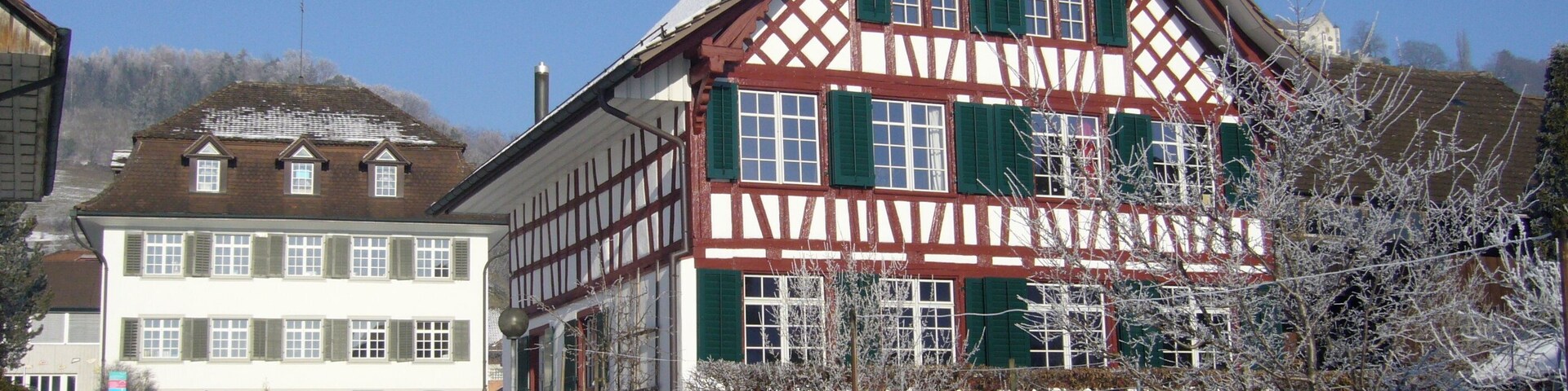 Häuser im Dorfkern zu Stettfurt; rechts oben im Hintergrunde das Schloss Sonnenberg.