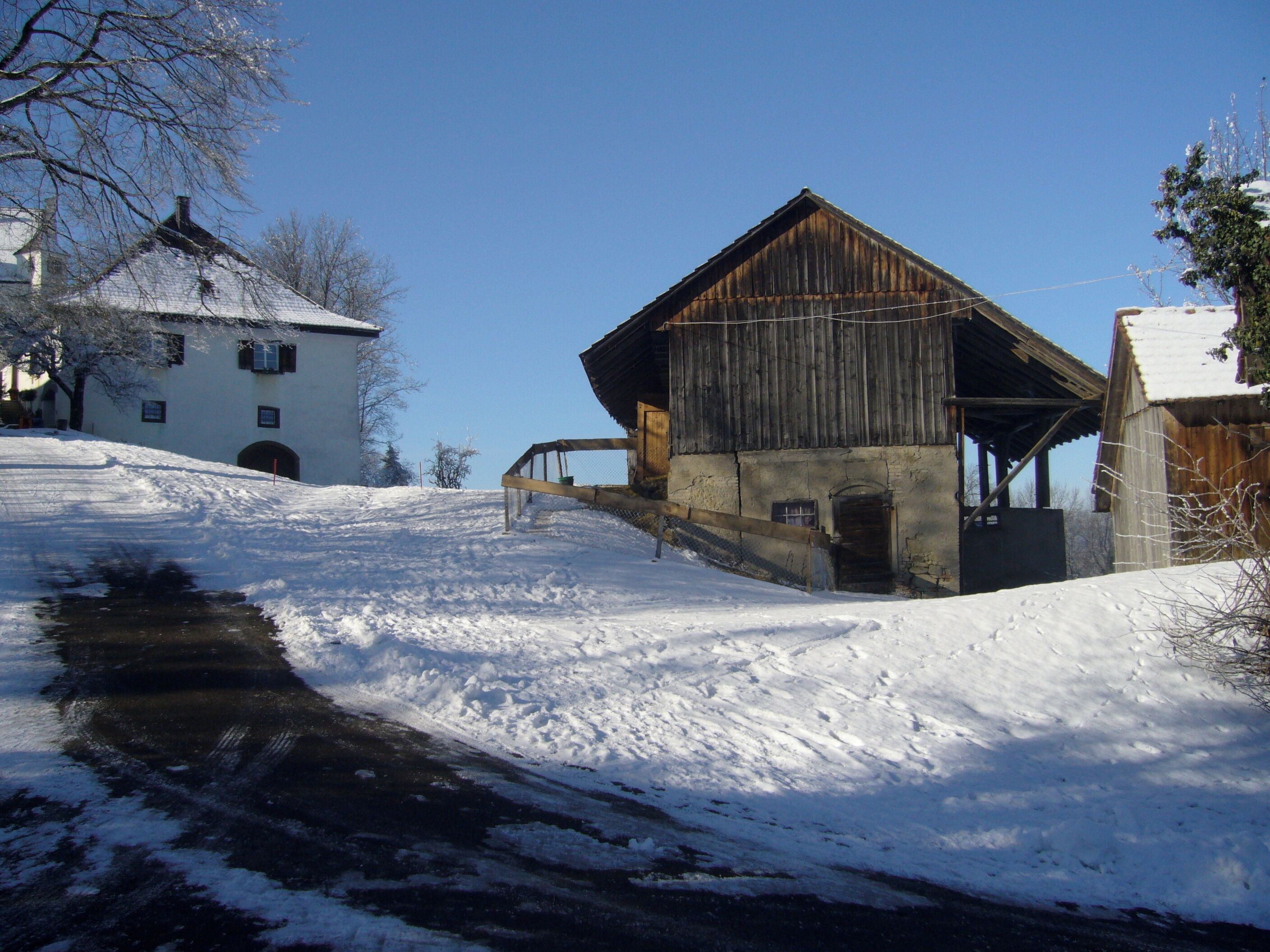 Nebengebäude des Schlosses Sonnenberg im Winter.