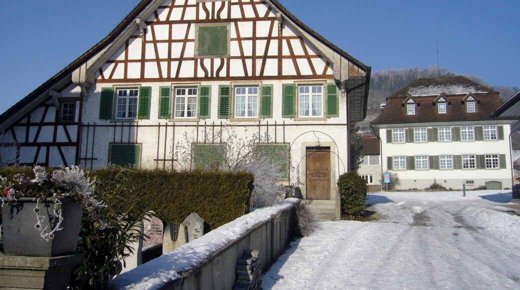 Häuser und Friedhof im Dorfkern zu Stettfurt. Links: Altes Pfarrhaus (1752 erbaut); rechts: Altes Primarschulhaus (1809 erbaut)
