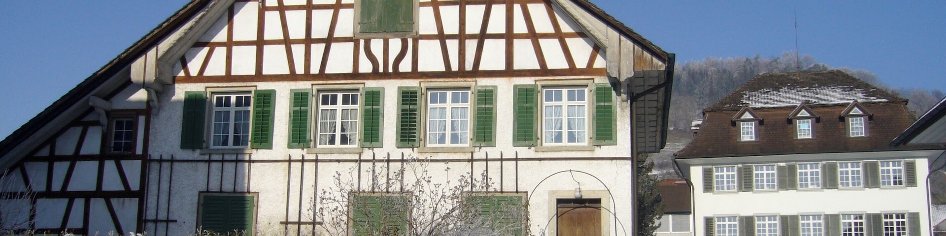 Häuser und Friedhof im Dorfkern zu Stettfurt. Links: Altes Pfarrhaus (1752 erbaut); rechts: Altes Primarschulhaus (1809 erbaut)