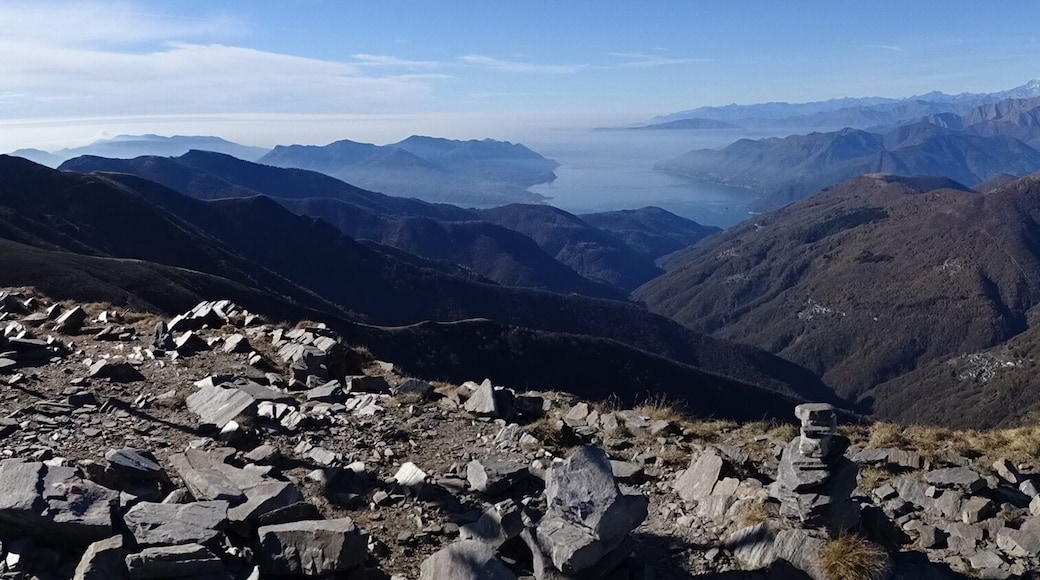 Auf dem Monte Tamaro (1960 m.ü.M.) im Schweizer Kanton Tessin. Vom Monte Tamaro hat man einen phantastischen Ausblick auf einen großen Teil des Mittleren und Südlichen Tessin. Zu sehen sind vom Gipfel aus der Lago Maggiore, der Luganer See, der Alpenhauptkamm mit dem imposanten Monte Rosa (4633 m.ü.M.) und dem Matterhorn. Nach Süden geht der Blick weit hinein nach Italien.