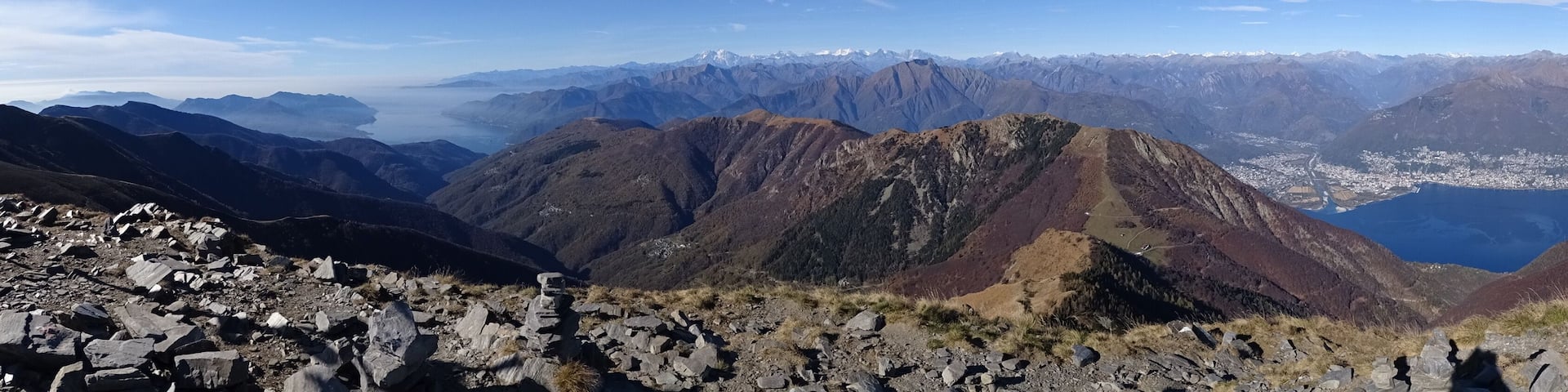 Auf dem Monte Tamaro (1960 m.ü.M.) im Schweizer Kanton Tessin. Vom Monte Tamaro hat man einen phantastischen Ausblick auf einen großen Teil des Mittleren und Südlichen Tessin. Zu sehen sind vom Gipfel aus der Lago Maggiore, der Luganer See, der Alpenhauptkamm mit dem imposanten Monte Rosa (4633 m.ü.M.) und dem Matterhorn. Nach Süden geht der Blick weit hinein nach Italien.