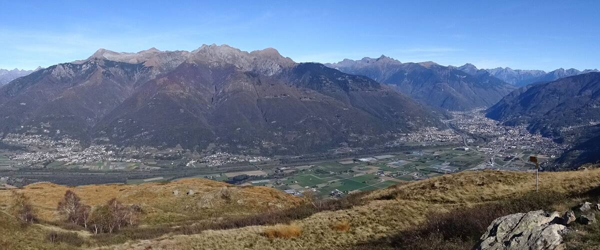 Ausblick vom Cima di Medeglia (1260 m.ü.M.) mit Aussicht auf den Lago Maggiore, die Magadino Ebene und Bellinzona.