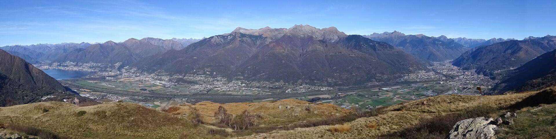 Ausblick vom Cima di Medeglia (1260 m.ü.M.) mit Aussicht auf den Lago Maggiore, die Magadino Ebene und Bellinzona.