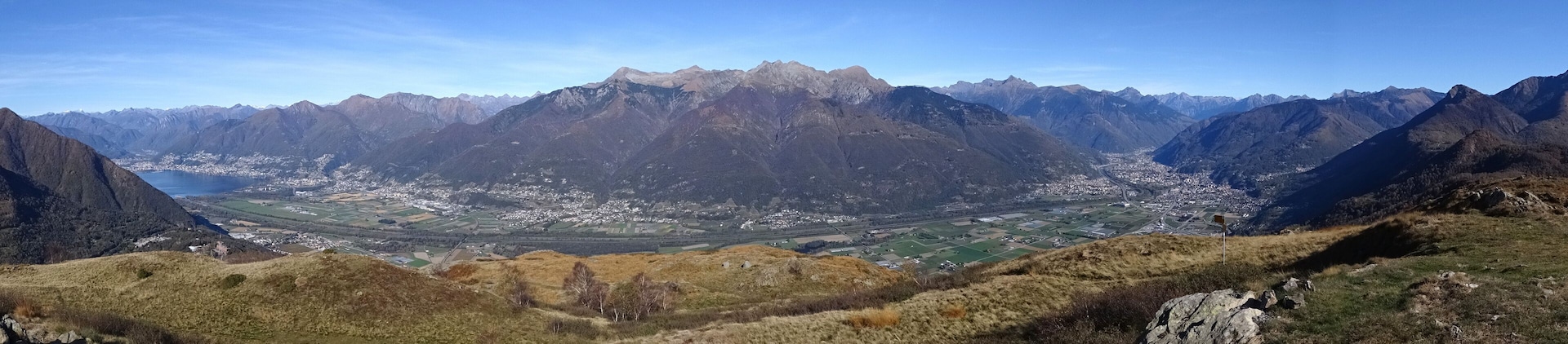 Ausblick vom Cima di Medeglia (1260 m.ü.M.) mit Aussicht auf den Lago Maggiore, die Magadino Ebene und Bellinzona.