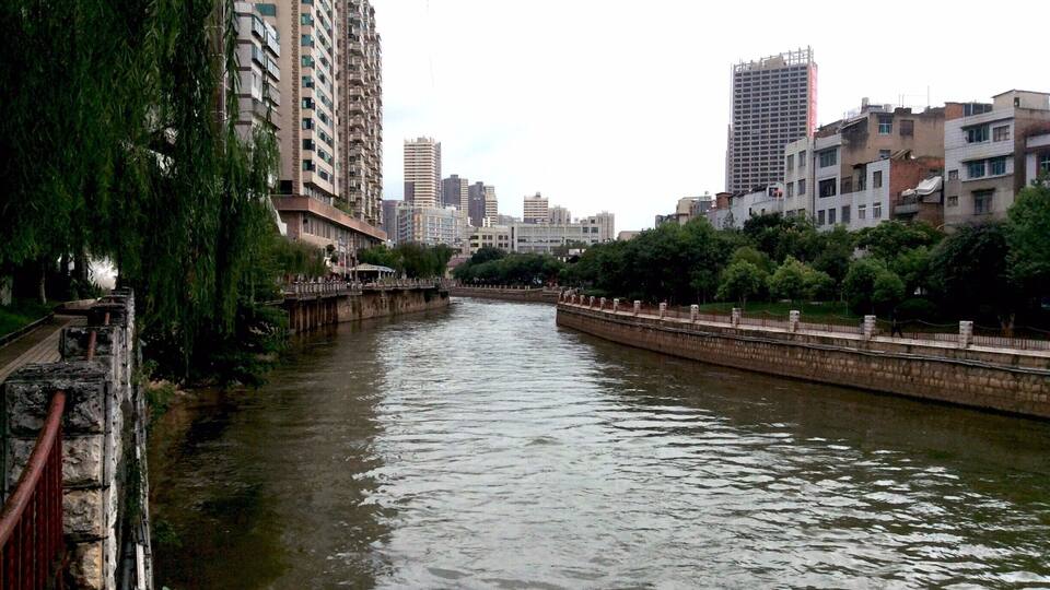 Kunming, like most large Chinese cities, can be wearing upon the senses. So, if you should find yourself here in what is a very special area, and you are looking for a nice stroll, I strongly suggest going along 盘龙江(Panlong Jiang). There are green spaces and ample walking paths that allow one to walk from the North edge of Kunming, to the train station in the south. You can probably go further, but I haven't gone that far yet.
Not only is it much quieter and beautiful than the crowded streets, but like most cities, there is a different culture that exists here. I recently took a walk and captured some interesting pictures which I will post in the coming days.