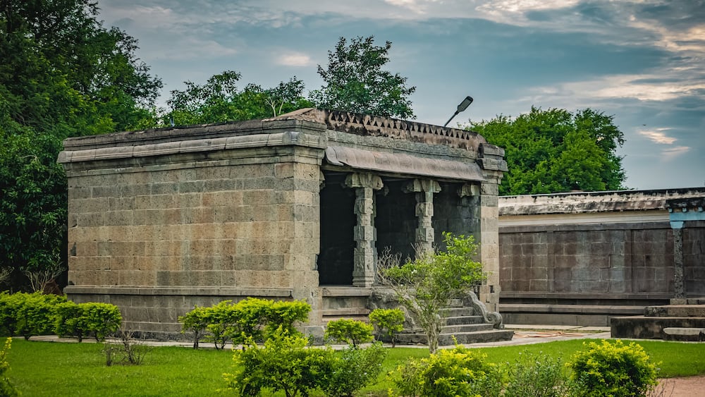Sri Appan Venkatesa Perumal Temple is dedicated to Hindu God Vishnu located at Thiru Mukkoodal Village in Kanchipuram District of Tamilnadu. This temple is located on 3 banks of the rivers. ASI site.