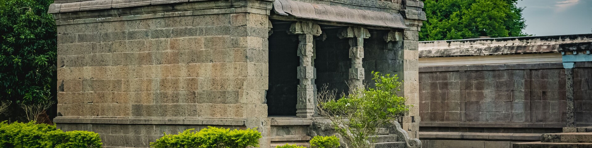 Sri Appan Venkatesa Perumal Temple is dedicated to Hindu God Vishnu located at Thiru Mukkoodal Village in Kanchipuram District of Tamilnadu. This temple is located on 3 banks of the rivers. ASI site.