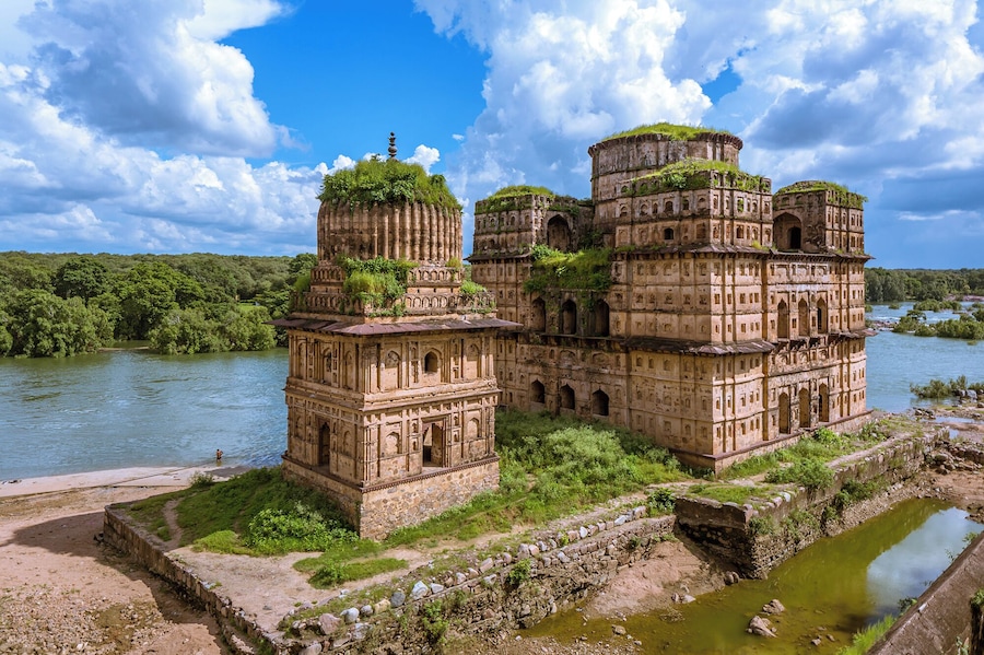 Located on the scenic bank of River Betwa, there are 15 cenotaphs in all. While most of them have a relative profile similarity, there is one that is distinctly different - Raja Bir Singh Deo's cenotaph. This 3-storeyed cenotaph has an exit that leads straight to the river. It was thus built with a belief that the king could have a bath in the river as often as he wants in his afterlife.
#StunningStructures #OurPlanetsLandmarks #travelure #BirSingDeo #Cenotaph #Orchha
For more #travel stories, visit http://www.travelure.in or http://www.travelphotography.net.in