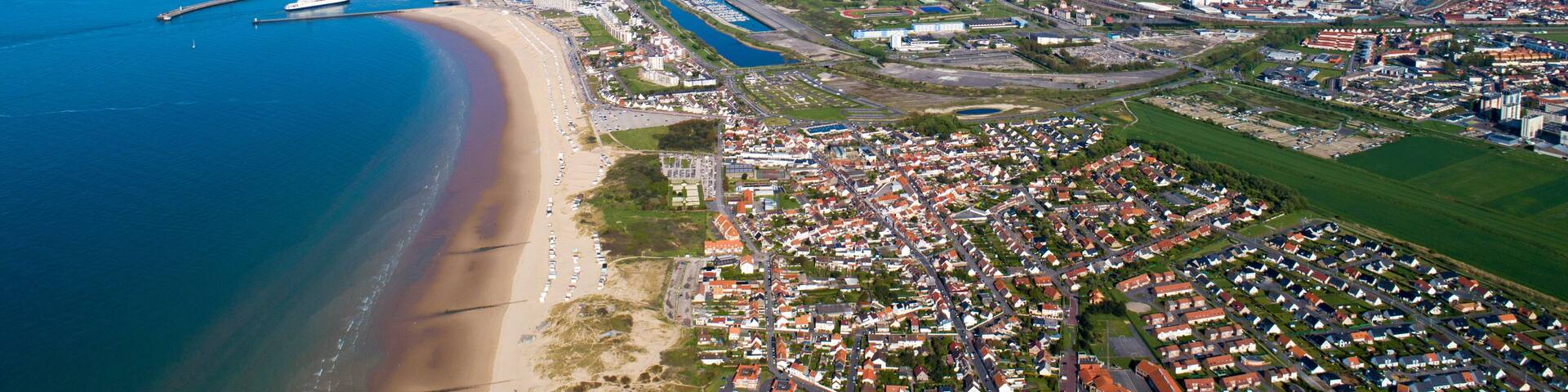 Vue aérienne du port et de la ville de Calais