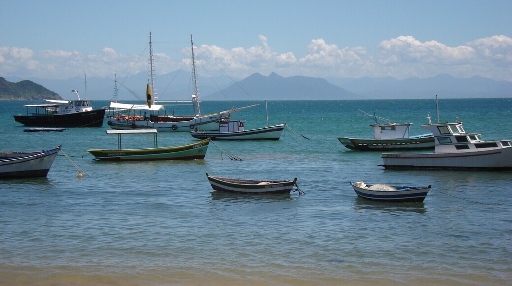 Búzios, Rio de Janeiro 2007
Armação dos Búzios is a small city close to the city of Rio. During weekends and holidays the city receives lots of tourists from all over the world who look for beautiful beaches and night life. If you go to Rio, Búzios is a "must see" for sure. Only 182 km from Rio.