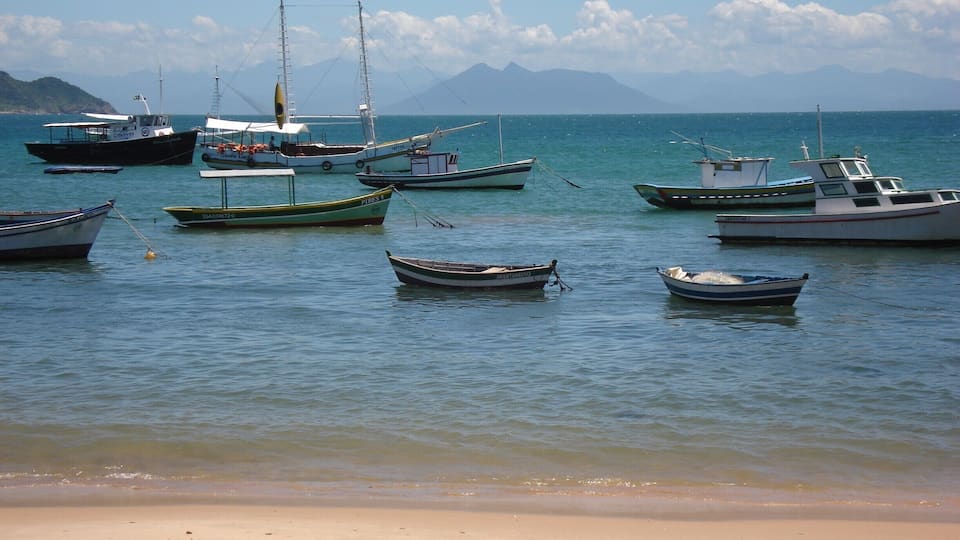Búzios, Rio de Janeiro 2007
Armação dos Búzios is a small city close to the city of Rio. During weekends and holidays the city receives lots of tourists from all over the world who look for beautiful beaches and night life. If you go to Rio, Búzios is a "must see" for sure. Only 182 km from Rio.