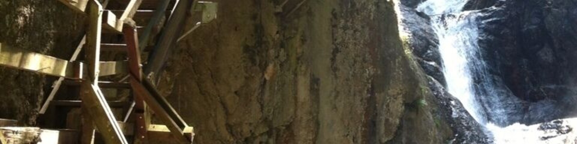 Sehr schöne Schlucht mit Holzbrücken.