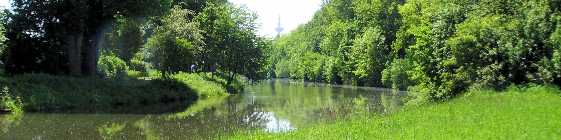 Nidda zwischen Frankfurt am Main-Eschersheim (links) und Heddernheim (rechts im Hintergrund)