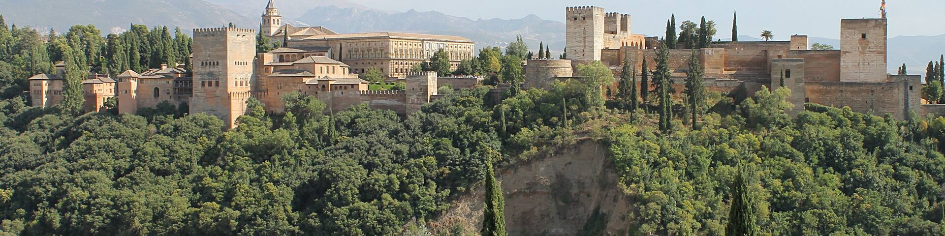 Vue depuis le Mirador San Nicolas. Laissez-vous entraîner dans un merveilleux voyage où vous découvrirez ce qui fut à la fois une forteresse et une cité royale, un chef-d’oeuvre universellement considéré comme l’un des plus beaux palais arabes jamais conservés.