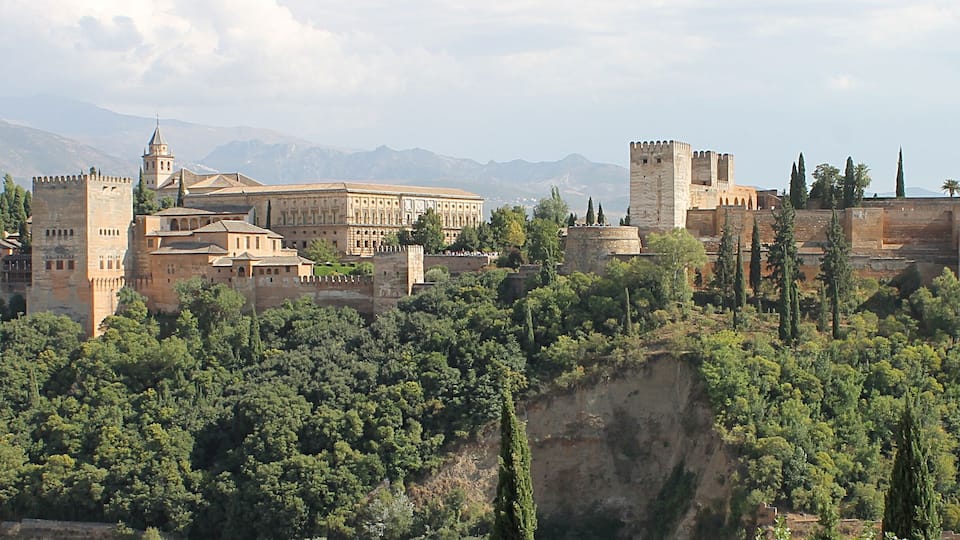 Vue depuis le Mirador San Nicolas. Laissez-vous entraîner dans un merveilleux voyage où vous découvrirez ce qui fut à la fois une forteresse et une cité royale, un chef-d’oeuvre universellement considéré comme l’un des plus beaux palais arabes jamais conservés.