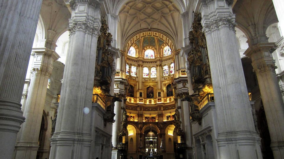 Hauptschiff und Hauptaltar der Kathedrale von Granada