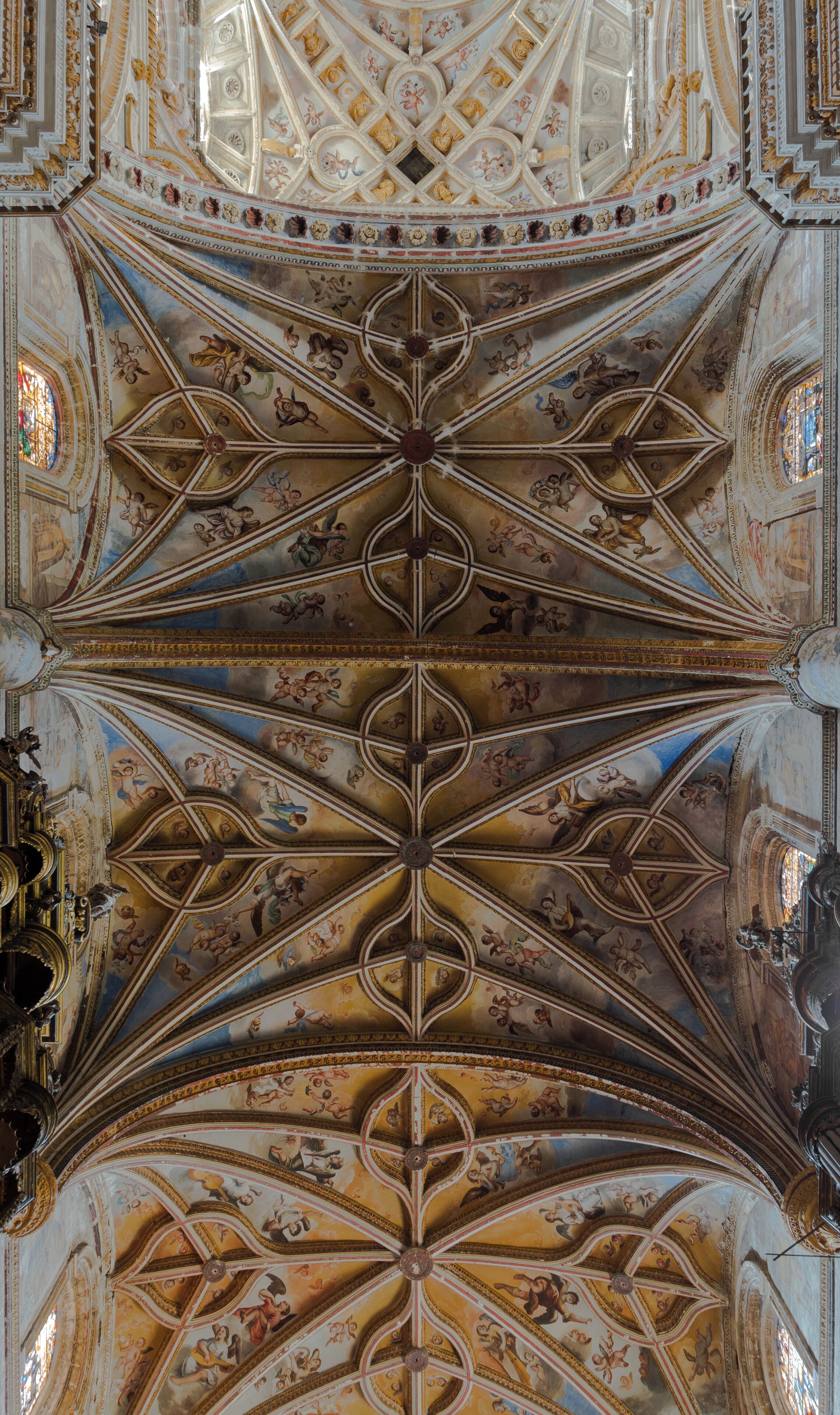 Un sostre detallat amb motius geomètrics i frescos.