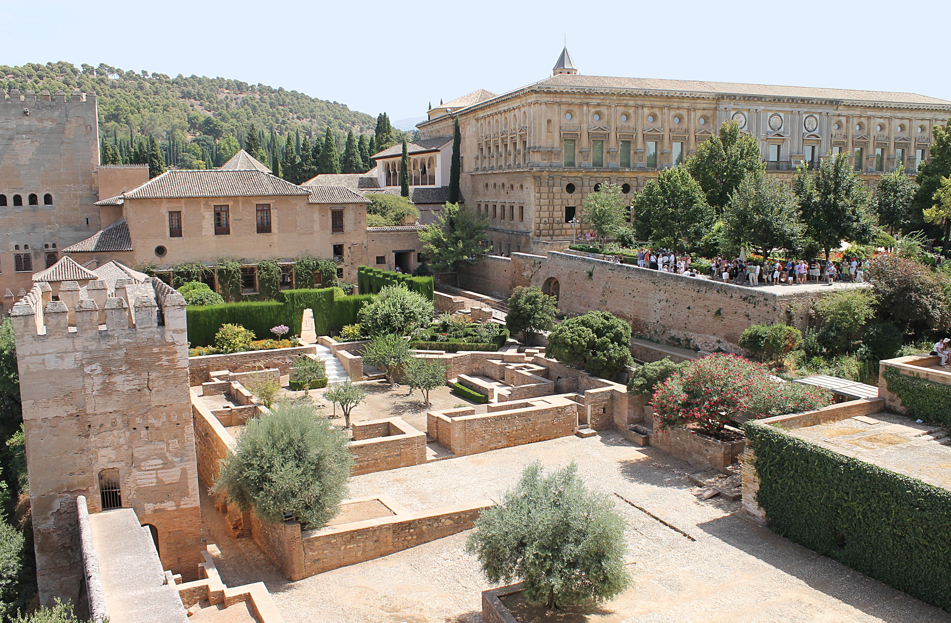 Vue sur le Palais de Charles Quint depuis l'Alcazaba. Le palais de Charles Quint est un ajout des vainqueurs castillans, postérieur à l'édification des palais mauresques sur la colline de la Sabika.
