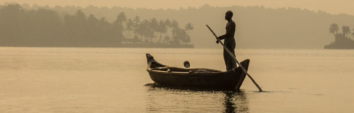 The backwaters of Kerala are an awesome place to visit. We stayed in a little bungalow and did a morning and an evening boat tour. The nature is stunning and the life there is far more calm than anywhere else in India.
#India #Kerala #Backwaters #Munroe #Nature