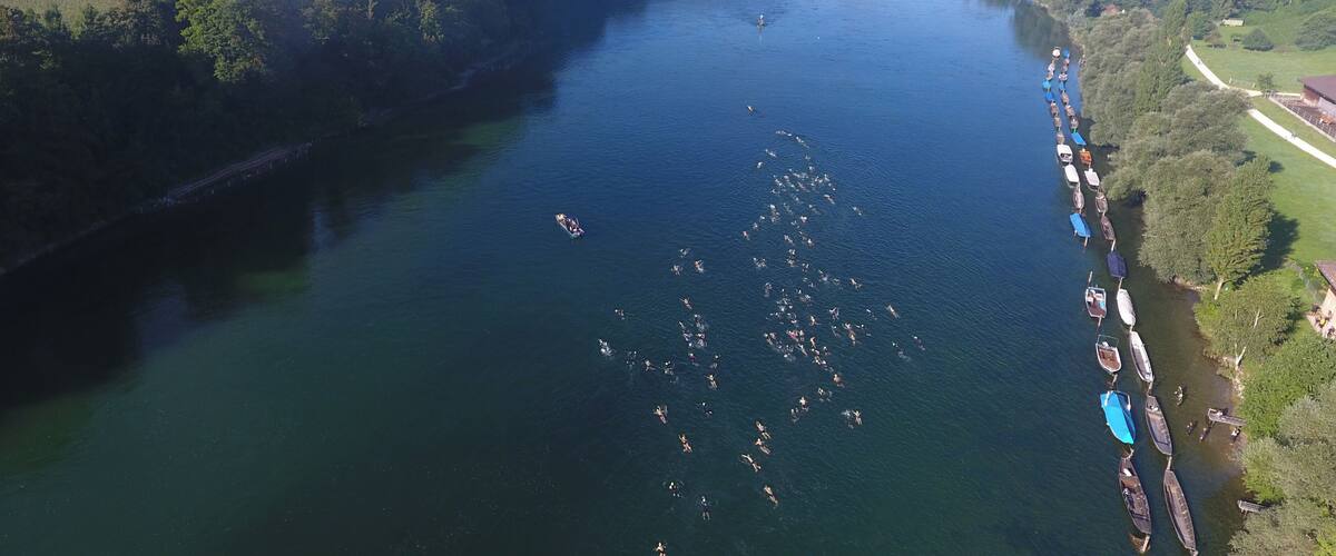 Switzerland, Canton of Schaffhausen, swimmers start at the Rhine in Dörflingen