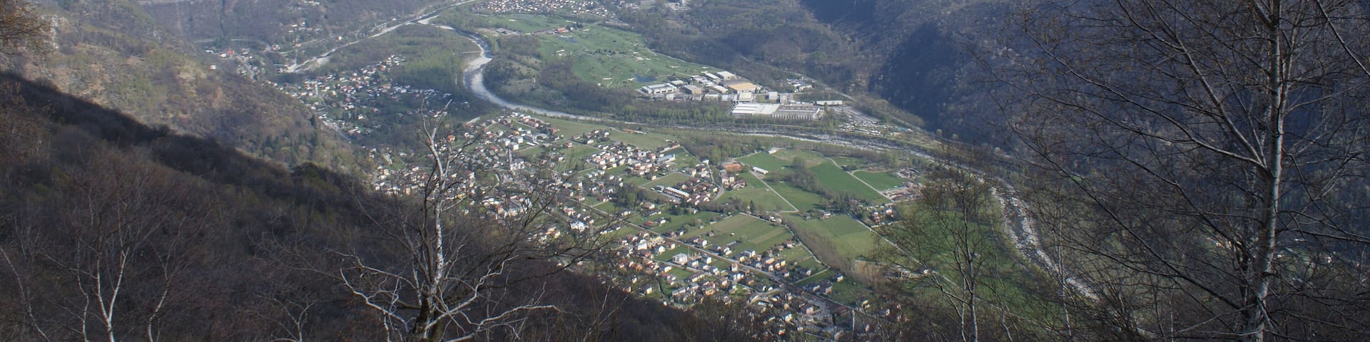 Das Bild zeigt die Ebene zwischen Verscio und Locarno mit dem Lago Maggiore im Hintergrund