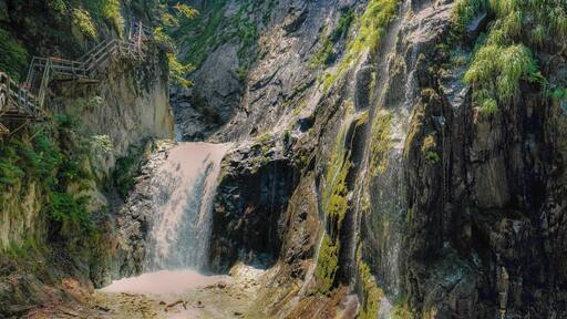 Easy hike along the wood stairs through a succession of waterfalls. Impressive