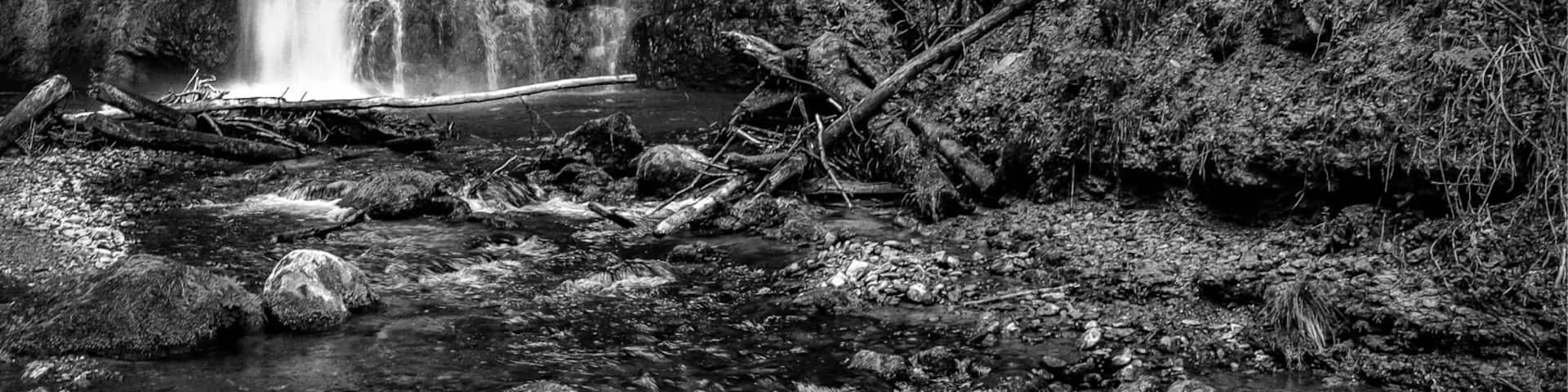Impressive waterfall easily accessible from the village of Croy. Peaceful setting.