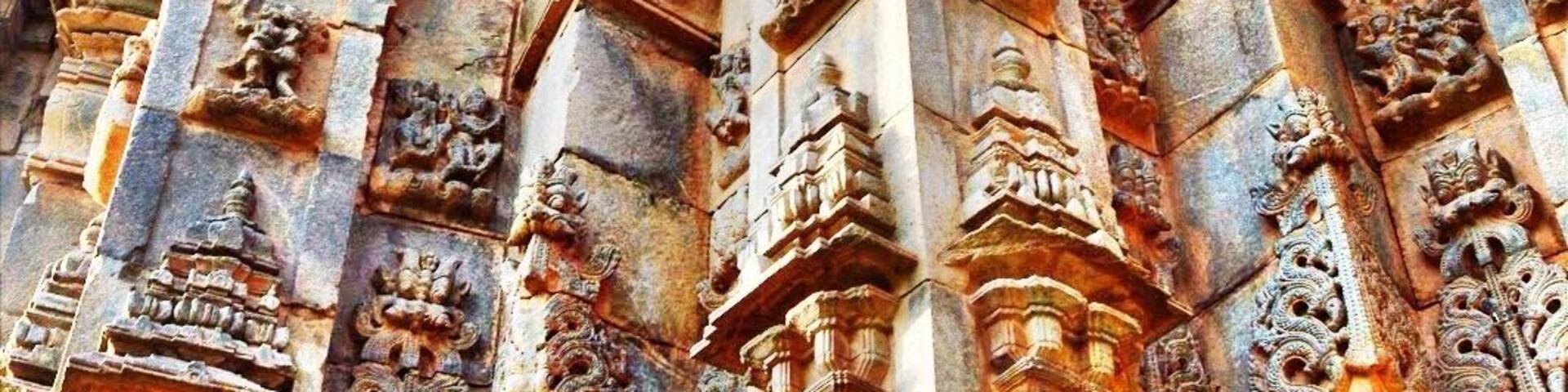 The Doddabasappa Temple is a 12th-century Western Chalukyan architectural innovation in Dambal, Karnataka state, India. The temple is based on a very original 24-pointed uninterrupted stellate (star shaped) plan and is built with soapstone.
Happy Saturday my dear Iger's!! #architecture #hindutemples #karnataka #sculptures #india #incredibleindia #arts #discoverindia