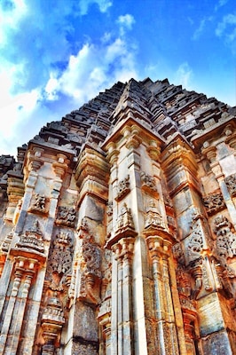 The Doddabasappa Temple is a 12th-century Western Chalukyan architectural innovation in Dambal, Karnataka state, India. The temple is based on a very original 24-pointed uninterrupted stellate (star shaped) plan and is built with soapstone.
Happy Saturday my dear Iger's!! #architecture #hindutemples #karnataka #sculptures #india #incredibleindia #arts #discoverindia