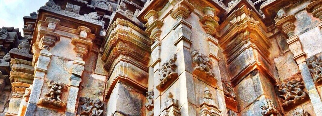 The Doddabasappa Temple is a 12th-century Western Chalukyan architectural innovation in Dambal, Karnataka state, India. The temple is based on a very original 24-pointed uninterrupted stellate (star shaped) plan and is built with soapstone.
Happy Saturday my dear Iger's!! #architecture #hindutemples #karnataka #sculptures #india #incredibleindia #arts #discoverindia
