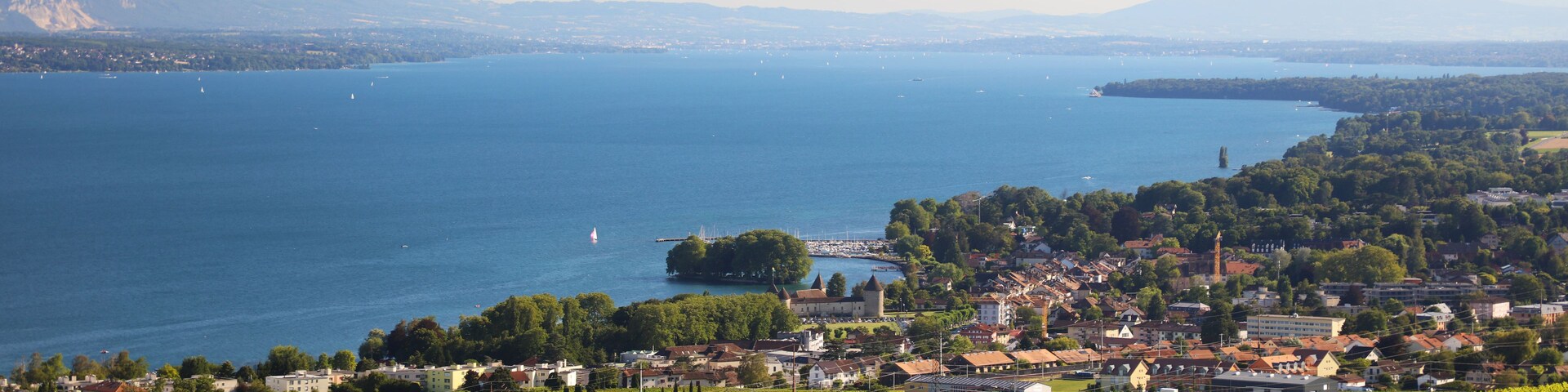 Une ville côtière dotée de vignobles, d’un port et bordée de montagnes.