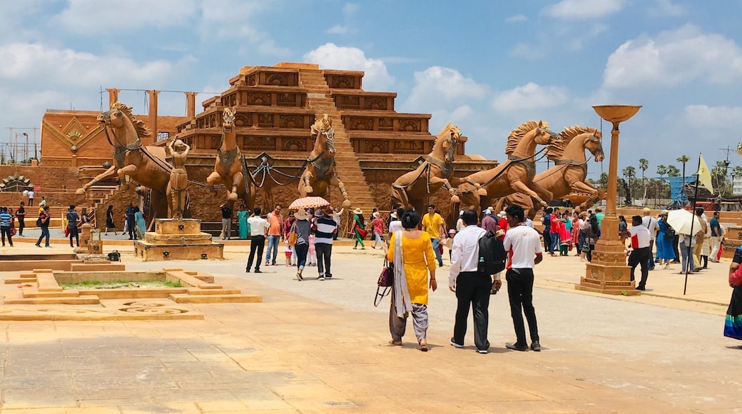 When I saw this place all those scenes in the film came into my mind..mesmerising #Bahubali film set#Indian movie#Ramoji film city#Hyderabad🎬