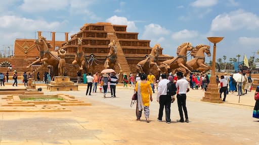 When I saw this place all those scenes in the film came into my mind..mesmerising #Bahubali film set#Indian movie#Ramoji film city#Hyderabad🎬