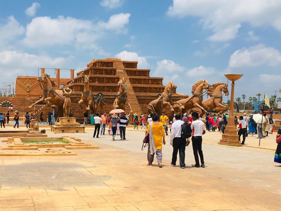 When I saw this place all those scenes in the film came into my mind..mesmerising #Bahubali film set#Indian movie#Ramoji film city#Hyderabad🎬