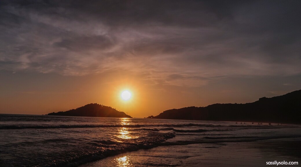Life is too short. Move to a beach and don’t turn back ~ read somewhere
#beach #sunset #travel #wanderlust #memories #lifesabeach #sassilysolo #solotraveller #canonshots #goa #palolem #india #solotravel #waves #skyline #goldenhue