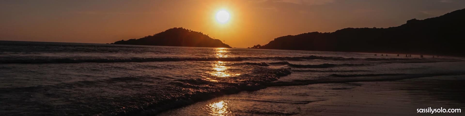 Life is too short. Move to a beach and donât turn back ~ read somewhere
#beach #sunset #travel #wanderlust #memories #lifesabeach #sassilysolo #solotraveller #canonshots #goa #palolem #india #solotravel #waves #skyline #goldenhue
